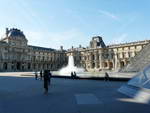 Louvre mit Springbrunnen und Glaspyramide